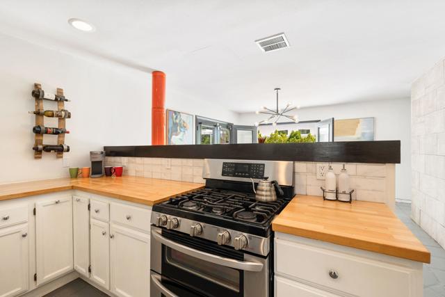 1862 N Nogales Way, Palm Springs CA: https://media.crmls.org/mediaz/eff0529c-3d5a-4c0d-85f7-be6b6c10209a.jpg