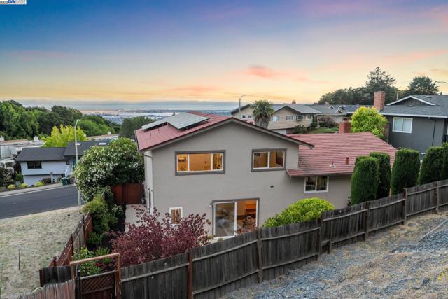 598 CRESTMONT DRIVE, Oakland CA: https://media.crmls.org/mediaz/eff0a795-e98f-400d-a033-49a7fd838707.jpg