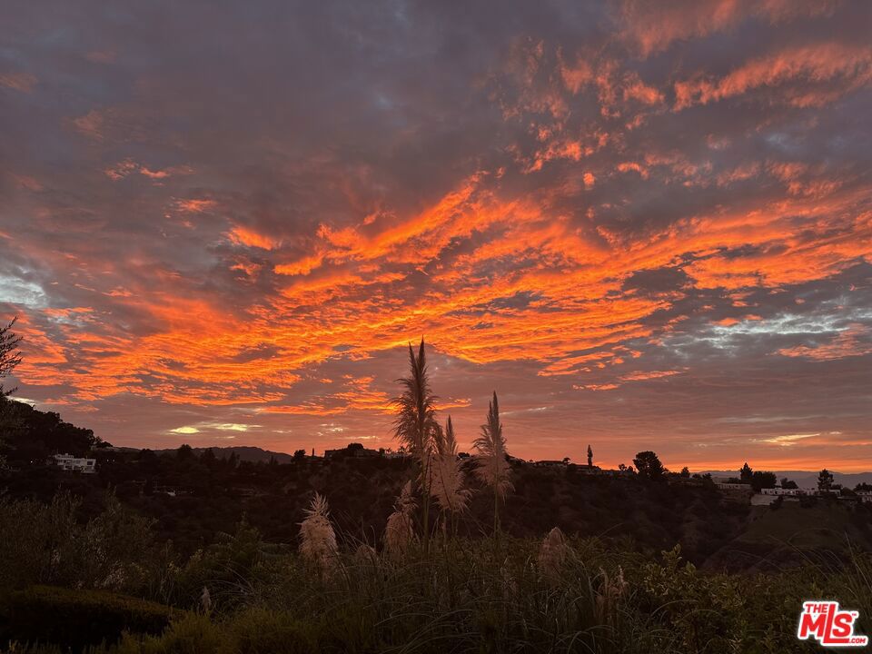 https://media.crmls.org/mediaz/eff1f5b8-04a8-420a-a4ab-cac073299011.jpg?preset=X-Large