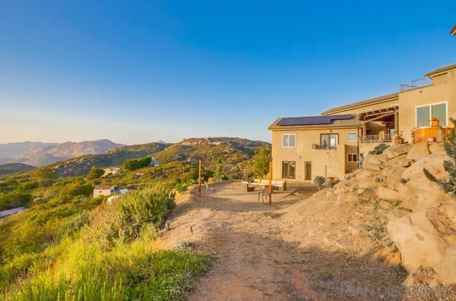 13037 Yerba Valley Way, Lakeside CA: https://media.crmls.org/mediaz/eff201b9-62bc-4fa2-8e21-ed952b503d9e.jpg