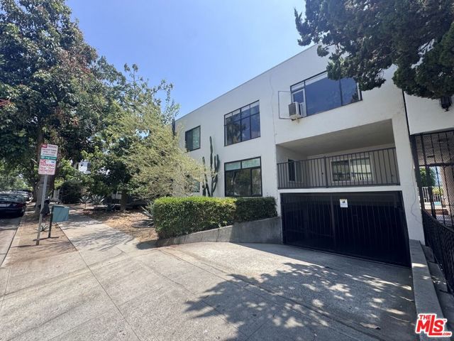8220 Norton Avenue, West Hollywood CA: https://media.crmls.org/mediaz/eff24010-1eaf-4903-9451-9bf9c723a0a0.jpg
