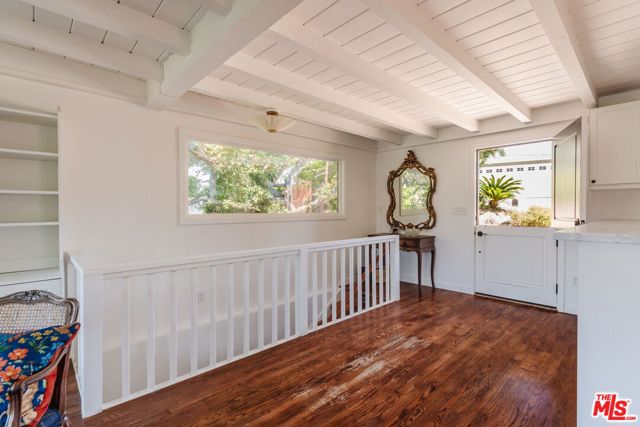 2344 Sunset Heights Drive, Los Angeles CA: https://media.crmls.org/mediaz/eff549cd-c22e-4e02-9f7a-7e127446fcd4.jpg