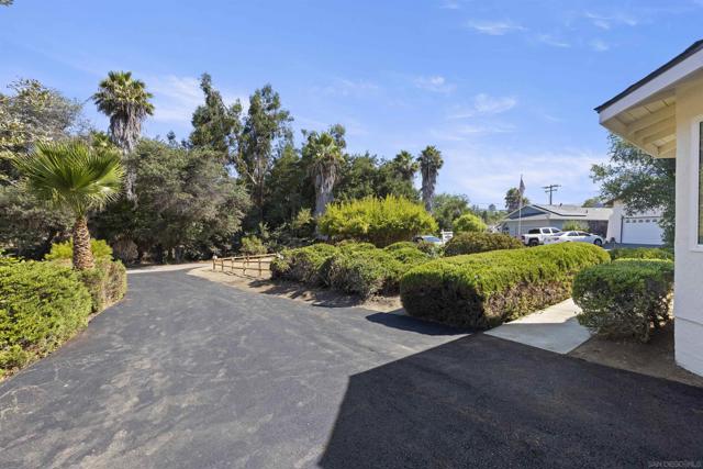 1217 Monte Vista Dr, Vista CA: https://media.crmls.org/mediaz/eff591e5-3513-4c78-8eb2-42c85de665e1.jpg