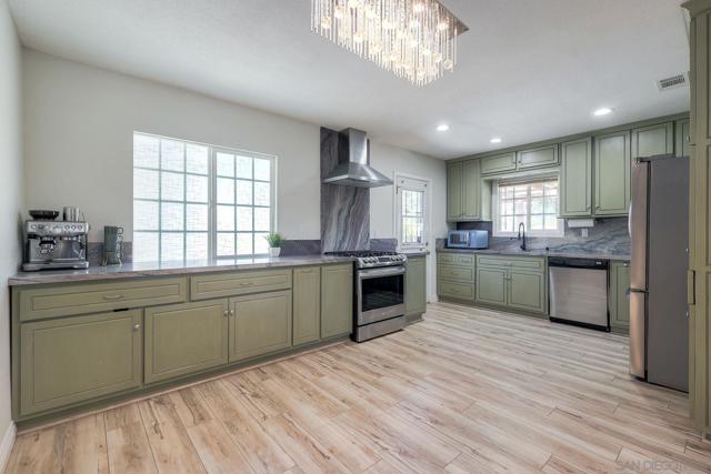 8734 Atlas View Dr, Santee CA: https://media.crmls.org/mediaz/eff6aa0e-275f-4b2c-8df8-e6d86589bcaf.jpg