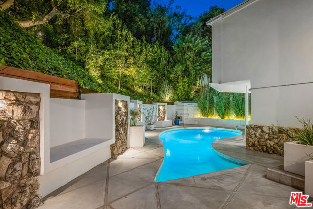 3027 Franklin Canyon Drive, Beverly Hills CA: https://media.crmls.org/mediaz/eff6dd46-e466-4b8d-bbb7-82db6ab96f00.jpg