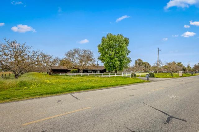 13755 Columbet Avenue, San Martin CA: https://media.crmls.org/mediaz/eff71816-b0b1-4af0-89a5-5bfd51c51dd5.jpg