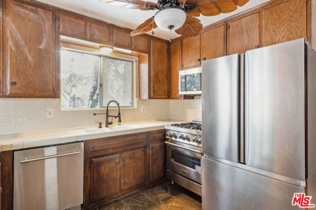 286 S Fairway Drive, Lake Arrowhead CA: https://media.crmls.org/mediaz/eff7baf3-5fd5-4a0c-8c0a-8f162344b2fe.jpg