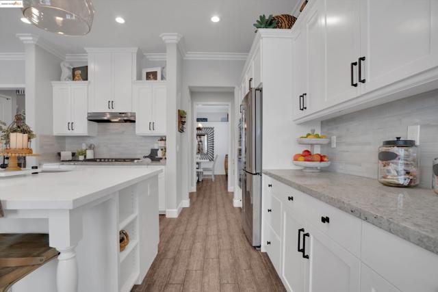 542 Harbor Cove Cir, Discovery Bay CA: https://media.crmls.org/mediaz/eff8308a-a7ed-403b-92a4-1e23d3cbfcc6.jpg