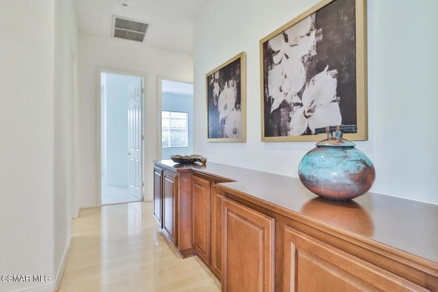 2746 Autumn Ridge Drive, Thousand Oaks CA: https://media.crmls.org/mediaz/eff88cbf-a84f-4d2b-933a-de27924f936b.jpg