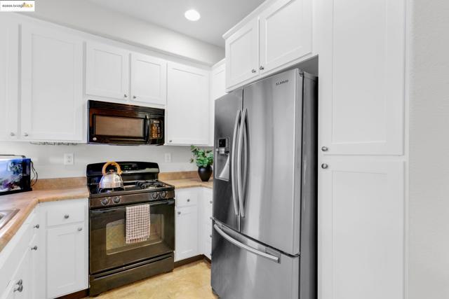 6063 Old Quarry Loop, Oakland CA: https://media.crmls.org/mediaz/eff97b34-49e1-410c-a5d3-11c06a5ebc53.jpg