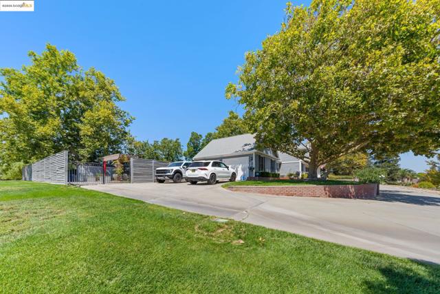 51 Cunha Ct, Oakley CA: https://media.crmls.org/mediaz/eff99f61-3ce0-4a87-900f-6a6498dd6e49.jpg
