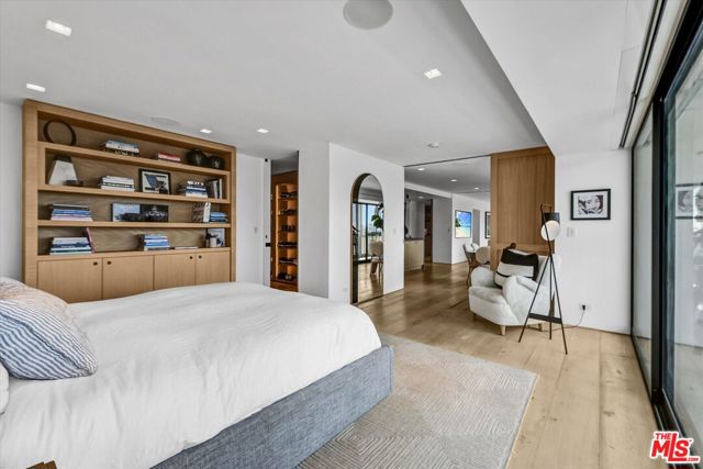 999 N Doheny Drive, West Hollywood CA: https://media.crmls.org/mediaz/eff9ae72-b285-4a41-8526-a1c56a00f07f.jpg