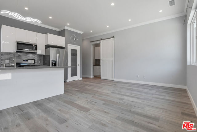 21037 Costanso St, Woodland Hills CA: https://media.crmls.org/mediaz/eff9e020-d3c1-4dbe-a402-fdcfeef32cb9.jpg