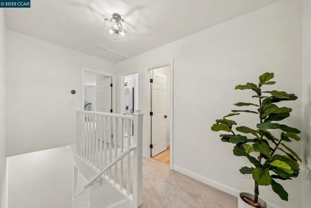 6 Greenwood Ct, Orinda CA: https://media.crmls.org/mediaz/effa7846-f688-4c42-8634-fb5d7065a873.jpg