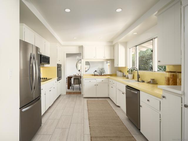 5926 Germaine Ln, La Jolla CA: https://media.crmls.org/mediaz/effaaef9-3bb2-4ab0-8cf0-fbf46ac705a4.jpg