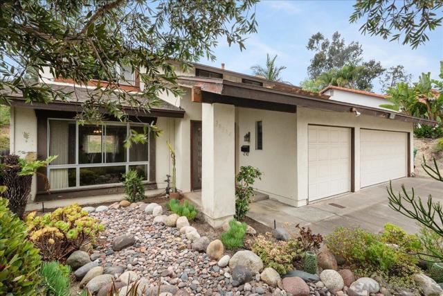 13334 Barbados Way, Del Mar CA: https://media.crmls.org/mediaz/effaf9be-23f2-4983-9385-a58c94d7e75a.jpg