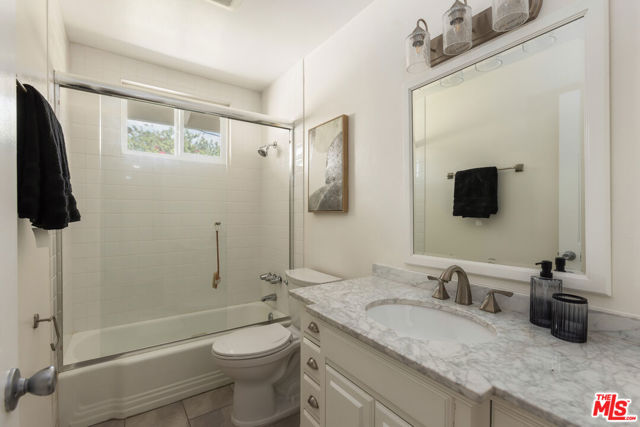 18515 Chatsworth Street photo 16