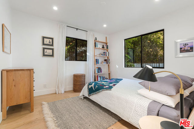 3850 Udell Court, Los Angeles CA: https://media.crmls.org/mediaz/effbbdae-aaa9-4a3a-a91c-65cbe5480f07.jpg