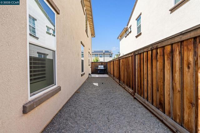 158 Wooley Creek Way, Brentwood CA: https://media.crmls.org/mediaz/effbd864-fd90-4231-9337-4006f8868b0e.jpg