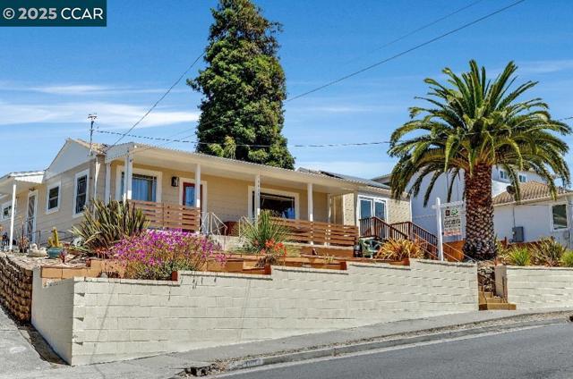 1034 Navellier St, El Cerrito CA: https://media.crmls.org/mediaz/effbe6ba-6832-44a4-9cbb-1dd16aecc0ad.jpg