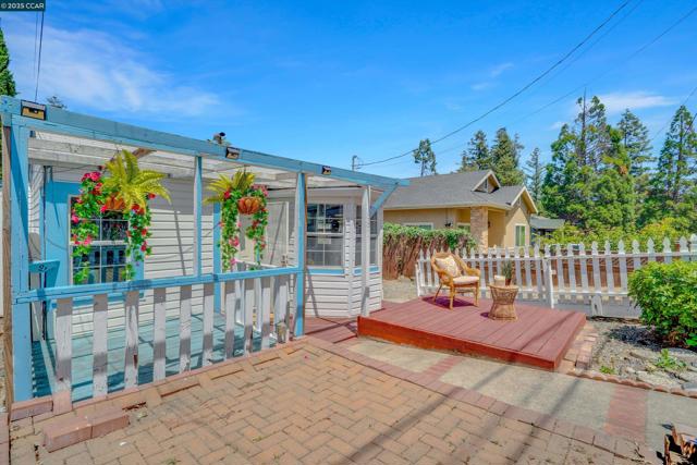 881 Merle Ave, Martinez CA: https://media.crmls.org/mediaz/effc2f6a-f425-4448-b4e8-3294a0bbe8e1.jpg