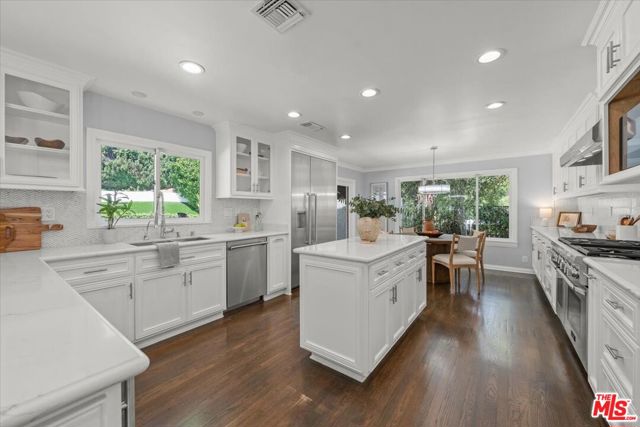 10411 Windtree Drive, Bel Air CA: https://media.crmls.org/mediaz/effcfafa-c571-4648-ae8f-515a8a166b20.jpg