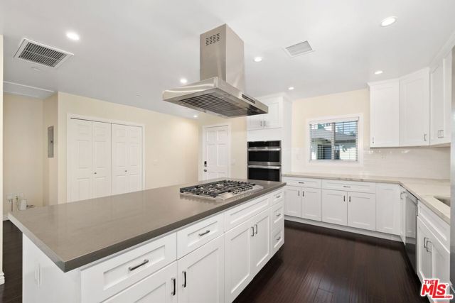 4401 W 58th Place, Los Angeles CA: https://media.crmls.org/mediaz/effd1b41-b8fa-45fc-a632-4563a3211503.jpg