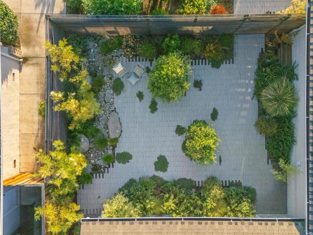 https://media.crmls.org/mediaz/effd8876-ae79-442e-bedf-7c650383a7d6.jpg?preset=X-Large