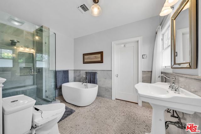 1709 Buckingham Road, Los Angeles CA: https://media.crmls.org/mediaz/effdc2a8-cca2-4db2-b3bc-464fb3cae3a4.jpg