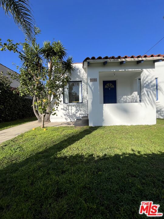 2306 Pisani Place, Venice CA: https://media.crmls.org/mediaz/effe1b43-796d-488b-8e8b-17d270bb601f.jpg