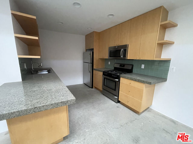 555 Rose Avenue, Venice CA: https://media.crmls.org/mediaz/effe5445-ae83-4c65-9bdc-0f158d79af60.jpg