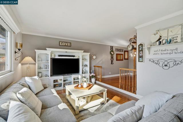 7519 Driftwood Way, Pleasanton CA: https://media.crmls.org/mediaz/effe8eff-2e6d-43ee-bc8f-509fcfea81c8.jpg