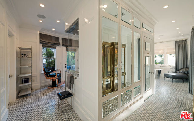 601 S Windsor Boulevard, Los Angeles CA: https://media.crmls.org/mediaz/effeb5e5-2683-4a29-b02d-2d6eaa76dcb1.jpg