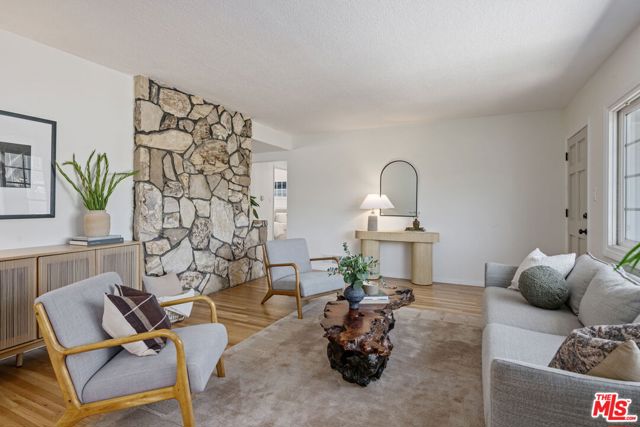 3228 Sagamore Way, Los Angeles CA: https://media.crmls.org/mediaz/effee1d3-397c-4f70-badf-cf50b83bab28.jpg