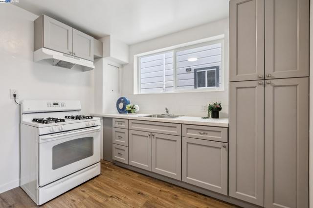 545 Central Ave, Alameda CA: https://media.crmls.org/mediaz/effeee41-71ff-444d-a6d5-d4d4d28b90d7.jpg