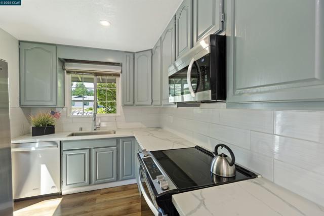 10 Maureen Ct, Pleasant Hill CA: https://media.crmls.org/mediaz/efff6a06-7c70-437b-a68d-6ef6f385d692.jpg