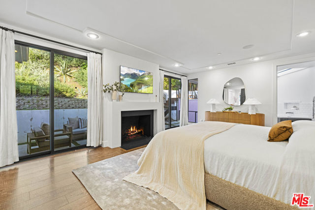 3873 Berry Drive, Studio City CA: https://media.crmls.org/mediaz/efffe7ee-69e6-460b-9e25-651ded2db420.jpg