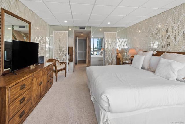 1780 Avenida Del Mundo, Coronado CA: https://media.crmls.org/mediaz/f0009407-c8b8-4b23-a043-8d58166eeb4b.jpg
