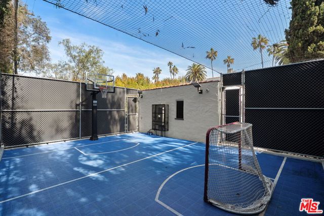 616 21st Street, Santa Monica CA: https://media.crmls.org/mediaz/f001302c-333c-41cf-b917-d537b4a9c671.jpg