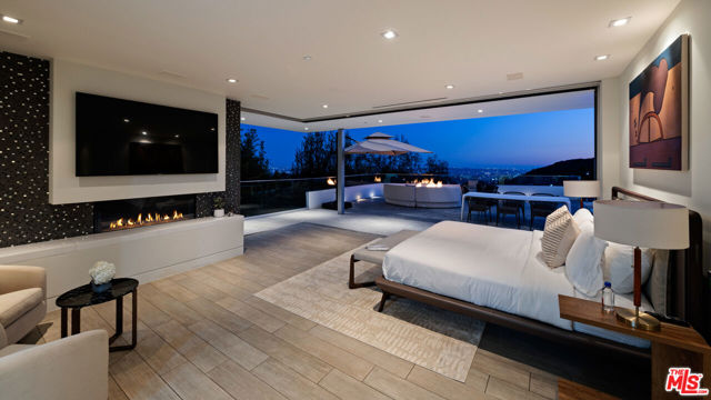 7080 W MULHOLLAND Drive, Los Angeles CA: https://media.crmls.org/mediaz/f00146e6-a413-45f8-934e-b22bcc0b1d25.jpg