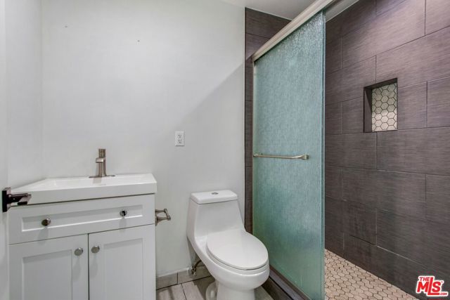 7731 Oak Park Avenue, Lake Balboa CA: https://media.crmls.org/mediaz/f00220a7-401d-41dc-bd33-dff0229b2310.jpg