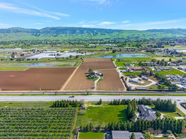 11580 Monterey Road, Gilroy CA: https://media.crmls.org/mediaz/f003334d-f333-42b6-b31a-2902c4730aee.jpg