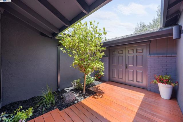 4149 Moselle Ct, Pleasanton CA: https://media.crmls.org/mediaz/f0035897-7101-42e6-aced-5d3aa711033a.jpg