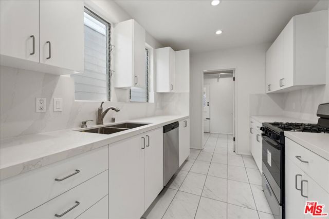 205 S Reeves Drive, Beverly Hills CA: https://media.crmls.org/mediaz/f003a76c-329e-4797-b10e-3bc84cf8a39b.jpg