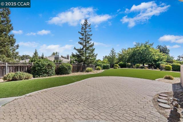 2323 Grosvenor Heights Ct, Livermore CA: https://media.crmls.org/mediaz/f003cfdf-9dbc-4f3e-bf33-3ea34a4b4a07.jpg
