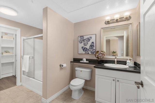 4165 Executive Dr, La Jolla CA: https://media.crmls.org/mediaz/f0043b32-bf5d-4d75-9e49-0932507ce28e.jpg