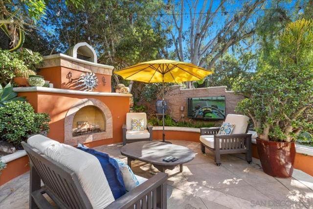 515 Verbena Ct, Encinitas CA: https://media.crmls.org/mediaz/f00481d6-37df-47d1-8ce8-e47eafe76b00.jpg