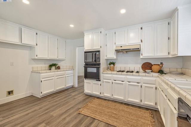 1070 Porter Dr, Roseville CA: https://media.crmls.org/mediaz/f0059024-1958-4b2f-b37d-c937c8289c14.jpg