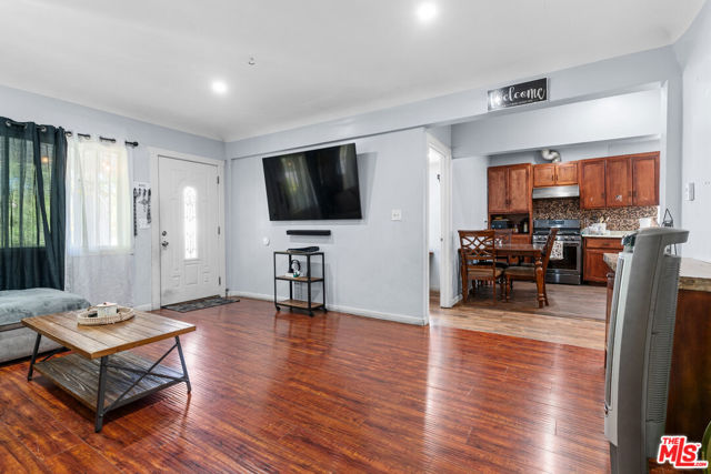 2205 S Burnside Avenue, Los Angeles CA: https://media.crmls.org/mediaz/f005ca8a-cea0-48a1-b72a-e21592dde3e4.jpg