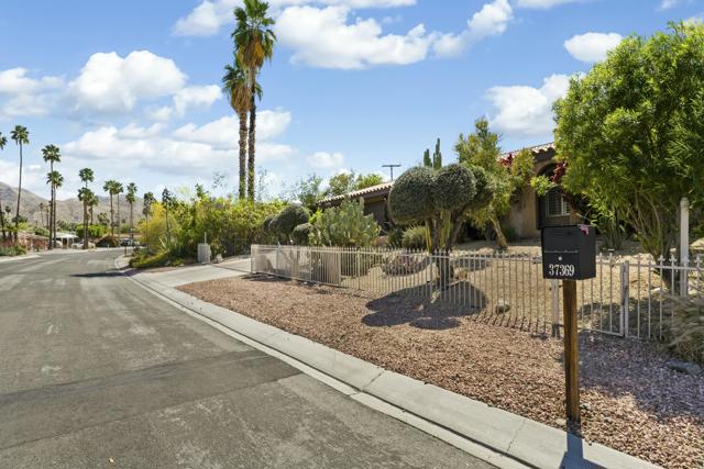 37369 Bankside Drive, Cathedral City CA: https://media.crmls.org/mediaz/f006eb21-ee25-46cf-9a04-ab02933a62d4.jpg